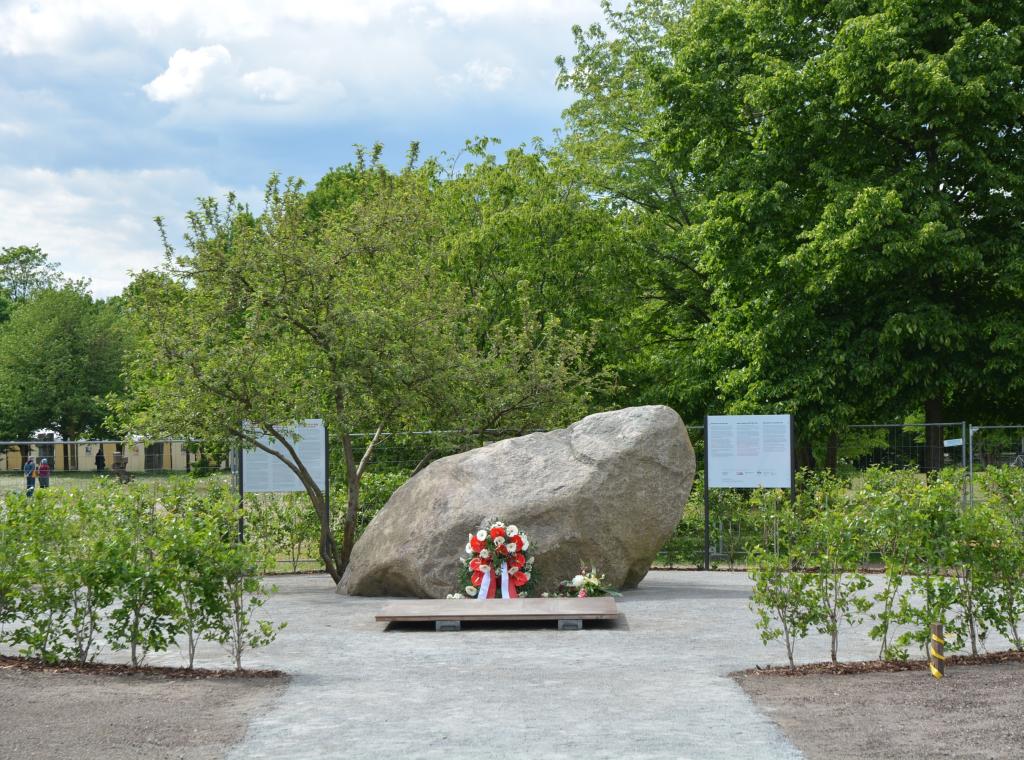 Temporärer Gedenkstein für die Opfer der deutschen Besatzung in Polen 1939-1945, aufgestellt am 16. April  2025 an der Stelle der Berliner Kroll-Oper.  Zukünftig ist ein dauerhaftes Mahnmal geplant in Verbindung mit einer Dokumentations- und Begegnungsstelle, dem bereits konzipierten Deutsch-Polnischen Haus (https://deutschpolnischeshaus.de/).