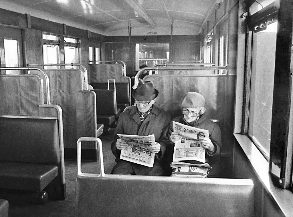 Berlin S-Bahn 1995, Lesende Senioren; Foto von Gerd Danigel,