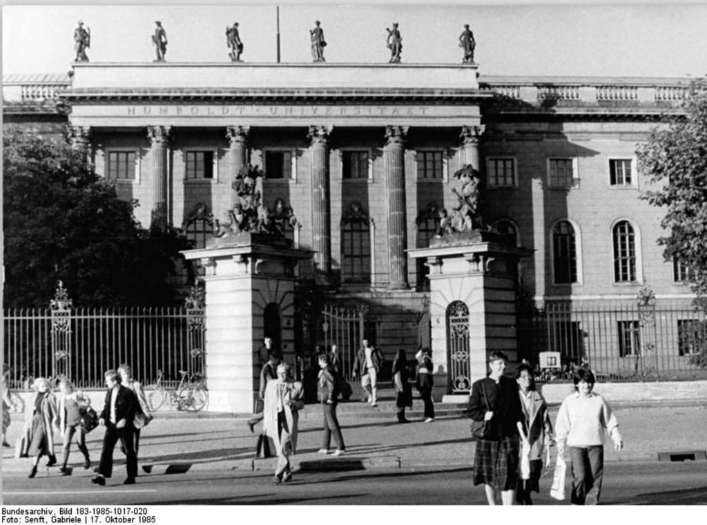 Bild vom Hauptgebäude der Humboldt-Universität zu Berlin vom 17.10.1985. Bundesarchiv, Bild 183-1985-1017-020 / CC-BY-SA 3.0