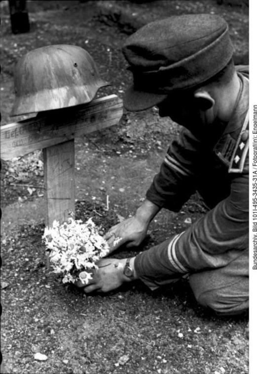 Das Foto stammt von einer Propagandakompanie. Ähnliche Inszenierungen der Gräber der Gefallenen wurden den Angehörigen übermittelt.