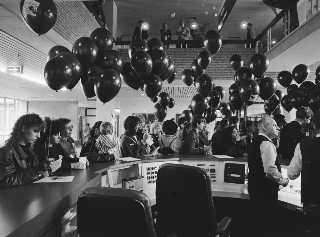  Utrecht, 26. Oktober 1984. Anlässlich des 10-jährigen Bestehens von "Blijf van mijn lijf" (Bleib mir vom Leib) erstatten Aktivistinnen bei der Polizei symbolisch Anzeige wegen Gewalt an Frauen. Diese Bewegung hatte 1974 das erste Frauenhaus in Amsterdam gegründet. Lizenz: CC BY-SA 4.0, via Wikimedia Commons.