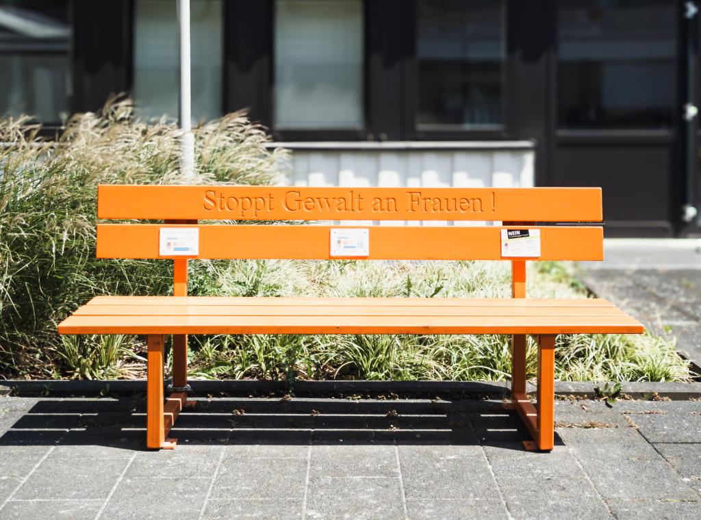 „Orange Bank gegen Gewalt an Frauen“ vor dem Haupteingang des HELIOS-Klinikums Bonn/Rhein-Sieg. Foto: Elke Wetzig (Elya), 20.07.2024. Lizenz: CC BY-SA 4.0, via Wikimedia Commons.