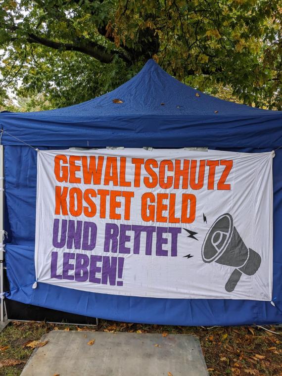 „Gewaltschutz kostet Geld und rettet Leben". Kundgebung vor dem Landtag Schleswig-Holstein in Kiel am 10.10.2024. 