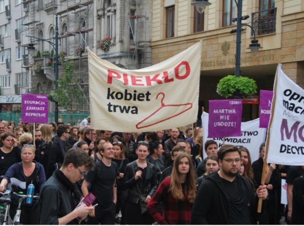 Proteste in Polen gegen Verschärfung des Abtreibungsgesetzes, „Die Hölle der Frauen“. Silar, CC BY-SA 4.0, via Wikimedia Commons.
