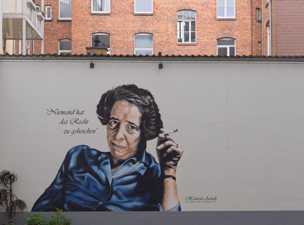 Hannah Arendt im Hof ihres Geburtshauses. Foto: Hannes Grobe (2024), CC BY-SA 4.0, Wikimedia Commons.