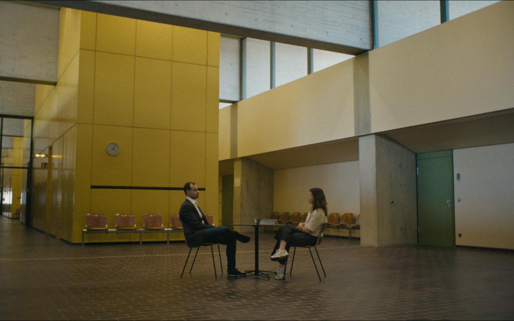 Gegenübersitzende Personen