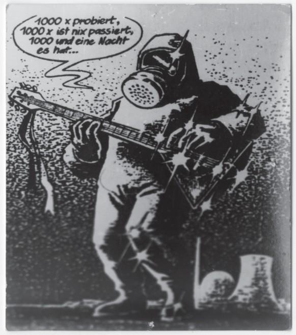 Ein Mann im Schutzanzug spielt Gitarre