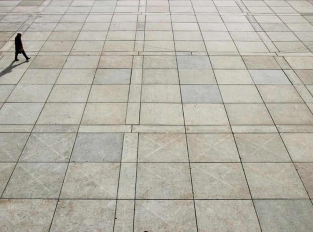 Mann läuft über Platz