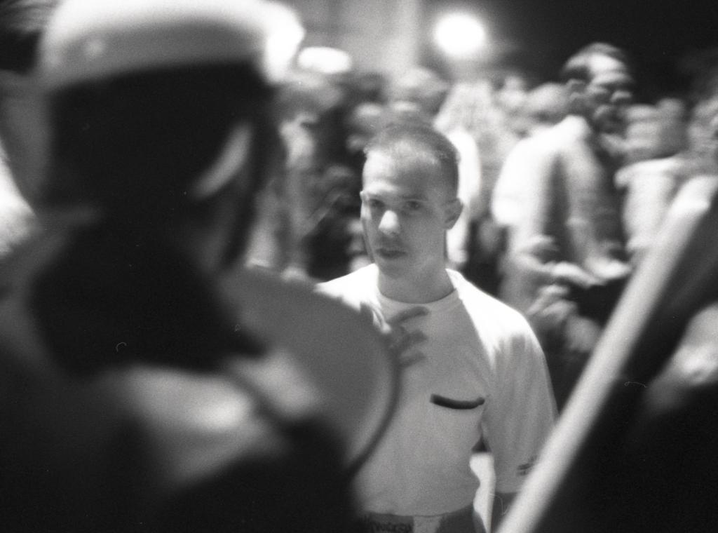 Ein rechter Jugendlicher auf Konfrontationskurs mit der Polizei während der rassistischen Ausschreitungen in Quedlinburg, September 1992.