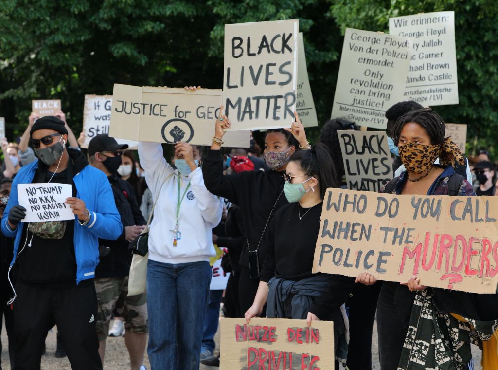 Kundgebung gegen Rassismus und Polizeigewalt an der Botschaft der USA in Berlin nach dem Mord an George Floyd durch einen Polizisten in den USA am 30. Mai 2020
