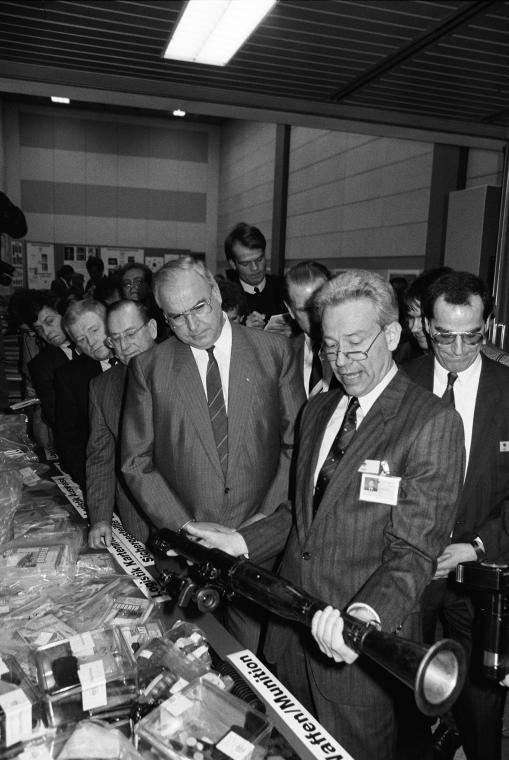 Abb. 2: Bundeskanzler Helmut Kohl und Bundesinnenminister Friedrich Zimmermann beim Besuch des Bundeskriminalamts. BKA-Präsident Heinrich Boge bei der Präsentation von Asservaten, 16. Dezember 1986. Bundesarchiv, B 145 Bild-00176591.