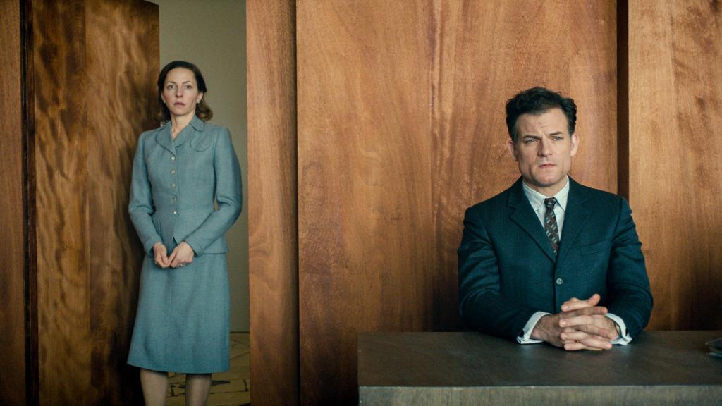 Filmstill mit Karlas Mutter (Katharina Schüttler) und ihrem angeklagten Vater (Torben Lieb-recht). © Achtung Panda!, Foto: Florian Emmerich