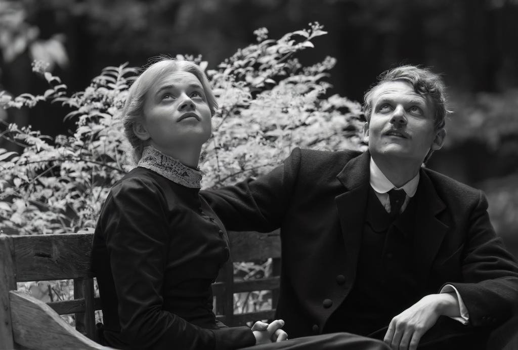 Filmstill aus SILENT FRIEND mit Luna Wedler und Johannes Hegemann als Grete und Assistent Thomas © Pandora Film