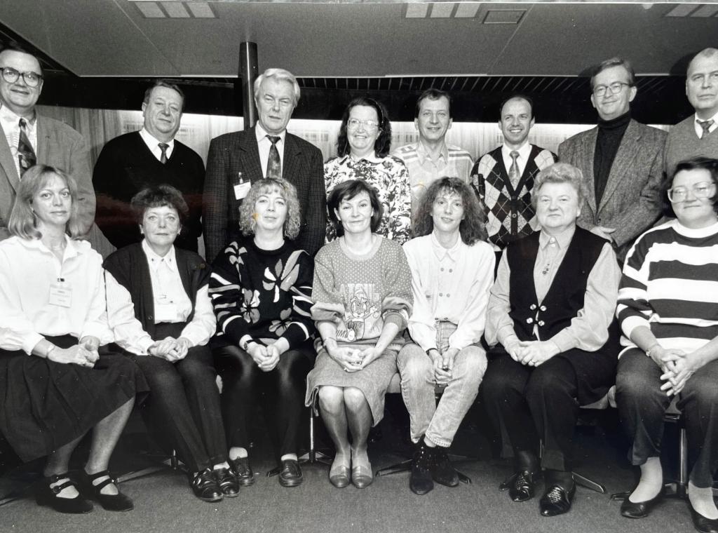 Das Bild zeigt ostdeutsche Mitarbeitende der „DAAD-Arbeitsstelle Berlin-Mitte“ (ASBM) mit dem westdeutschen Leiter des Büros (3. von links oben) auf einem Betriebsausflug in Rostock 1993. 