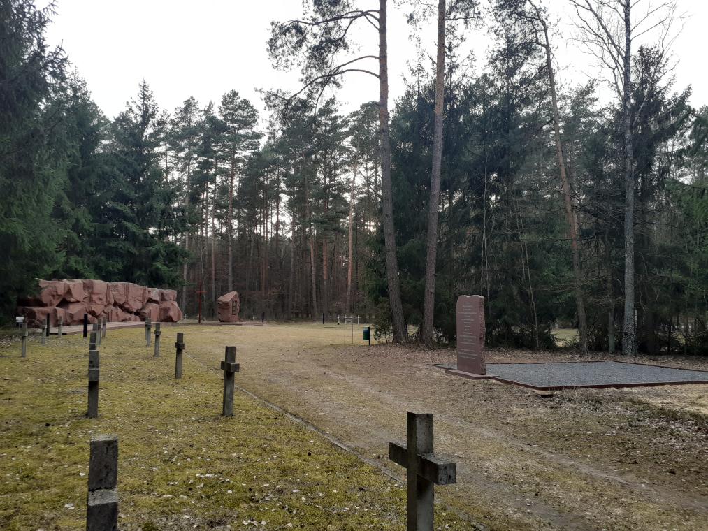 Im Vordergrund auf der rechten Seite das dritte, neue Denkmal; im Bildhintergrund auf der linken Seite das ursprüngliche Denkmal und daneben das zweite Denkmal Foto: Elżbieta Janicka, 31. März 2026