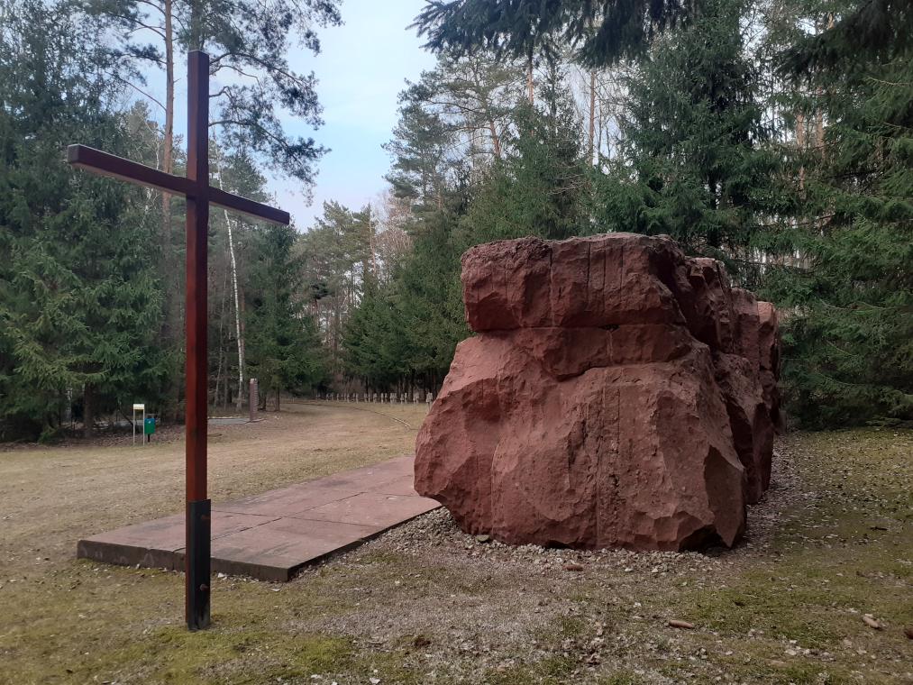 Links im Bildhintergrund das dritte und jüngste Denkmal am Exekutionsort des ehemaligen Zwangsarbeitslagers Treblinka I; rechts im Bild das ursprüngliche Denkmal von 1964 und links das nach 1989 hinzugefügte Kreuz  Foto: Elżbieta Janicka, 31. März 2026