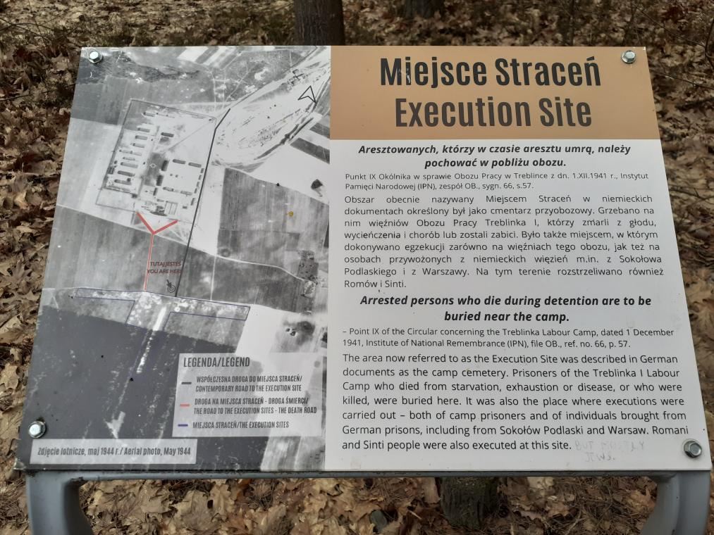 Informationsschild am Ort des eh. Zwangsarbeitslagers Treblinka I; in dem Text werden die Juden, die die größte Opfergruppe von Treblinka I darstellten, ausgelassen; rechts unten auf der Tafel hat ein Besucher oder eine Besucherin den Kommentar “BUT MOSTLY JEWS” hinterlassen  Foto: Elżbieta Janicka, 31. März 2026