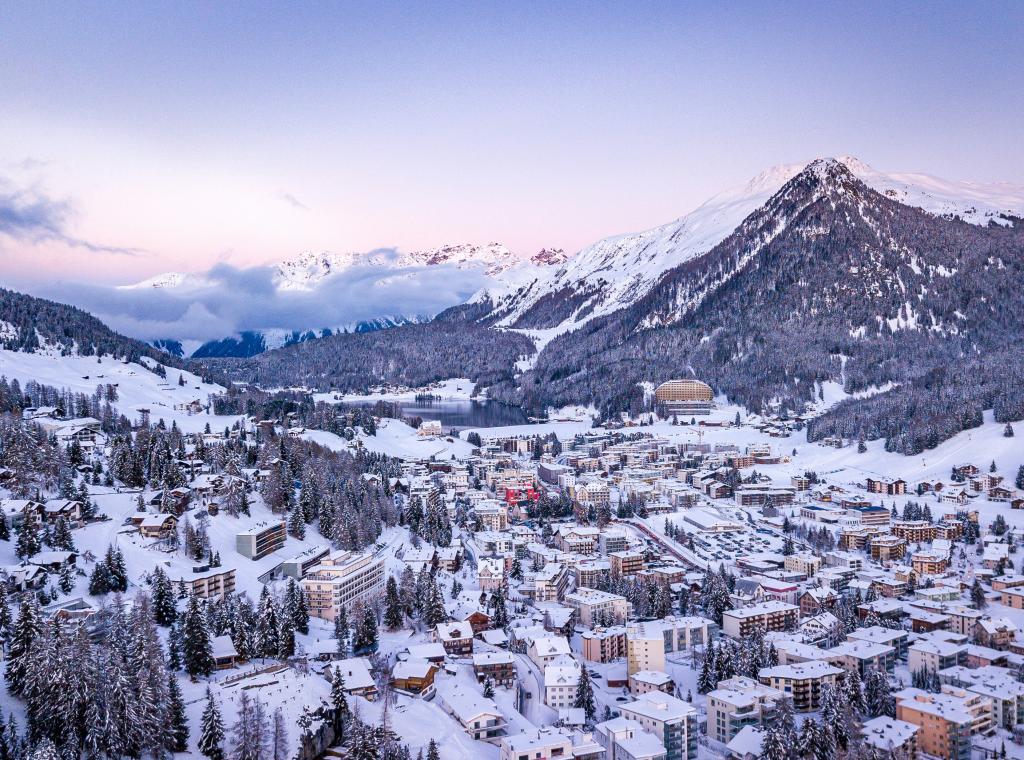 Bergpanorama, im Tale Davos