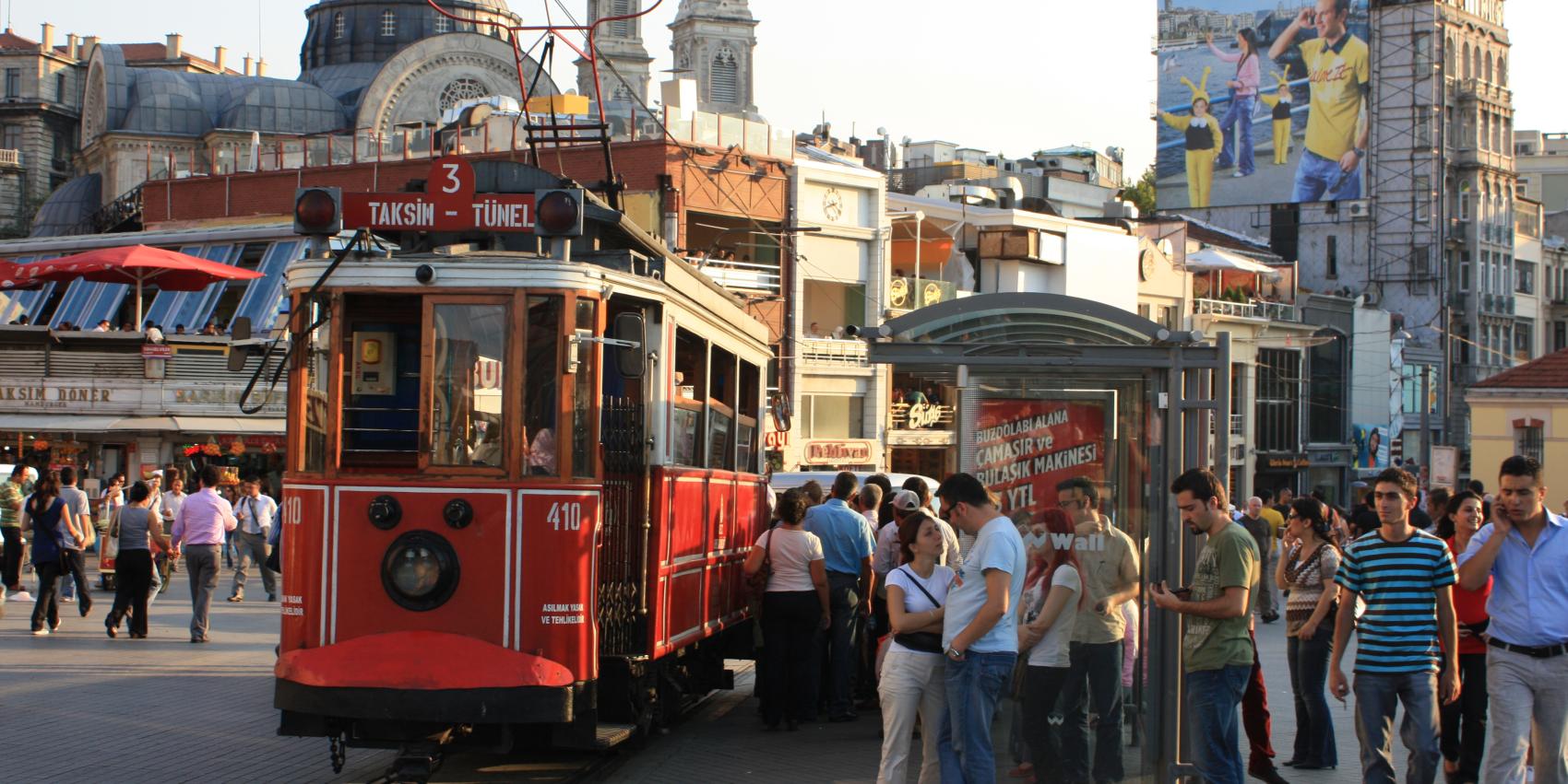 Straßenszene am Taksim-Platz in Instanbul