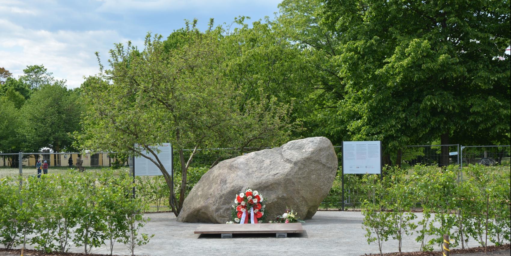 Temporärer Gedenkstein für die Opfer der deutschen Besatzung in Polen 1939-1945, aufgestellt am 16. April  2025 an der Stelle der Berliner Kroll-Oper.  Zukünftig ist ein dauerhaftes Mahnmal geplant in Verbindung mit einer Dokumentations- und Begegnungsstelle, dem bereits konzipierten Deutsch-Polnischen Haus (https://deutschpolnischeshaus.de/).