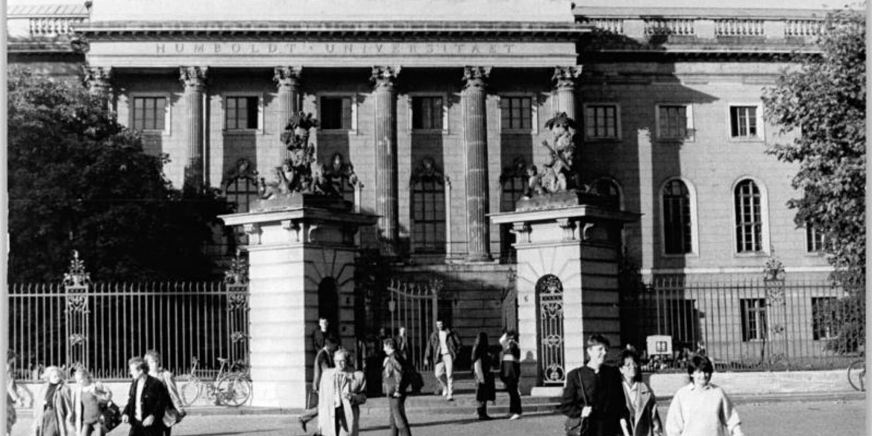Bild vom Hauptgebäude der Humboldt-Universität zu Berlin vom 17.10.1985. Bundesarchiv, Bild 183-1985-1017-020 / CC-BY-SA 3.0