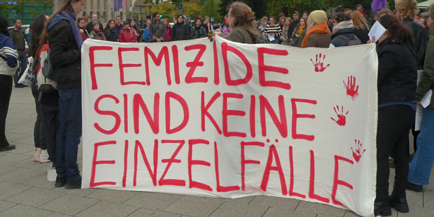 Gedenkveranstaltung auf dem Goseriedeplatz Hannover für eine in Burgdorf getötete 37-jährige