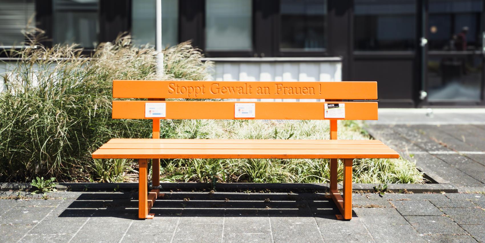 „Orange Bank gegen Gewalt an Frauen“ vor dem Haupteingang des HELIOS-Klinikums Bonn/Rhein-Sieg. Foto: Elke Wetzig (Elya), 20.07.2024. Lizenz: CC BY-SA 4.0, via Wikimedia Commons.