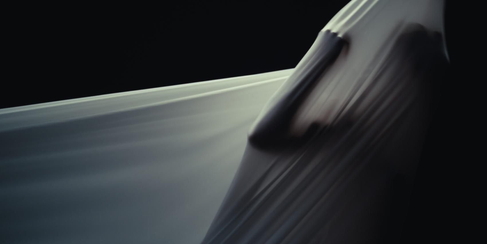 Performanceszene mit Tuch. Fassaden © Rotzfrech Cinema UG