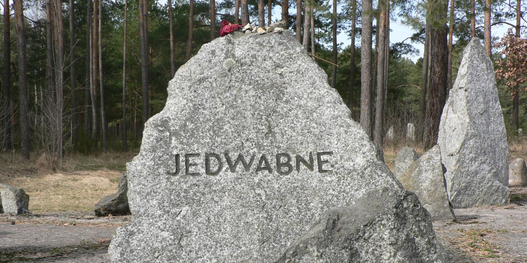 Stein mit der geschichtsverfälschenden Inschrift „Jedwabne“ auf dem Gelände des ehemaligen NS-Vernichtungslager Treblinka II. Es handelt sich um eine in Stein gemeißelte Lüge in puncto Täterschaft und den Tatort des Verbrechens. Die gesamte jüdische Gemeinschaft von Jedwabne wurde nicht von den Deutschen in Treblinka II ermordet. Foto: Katrin Stoll, 31. März 2022