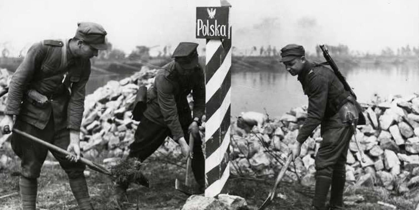 Drei Soldaten markieren 1945 die deutsch-polnische Grenze