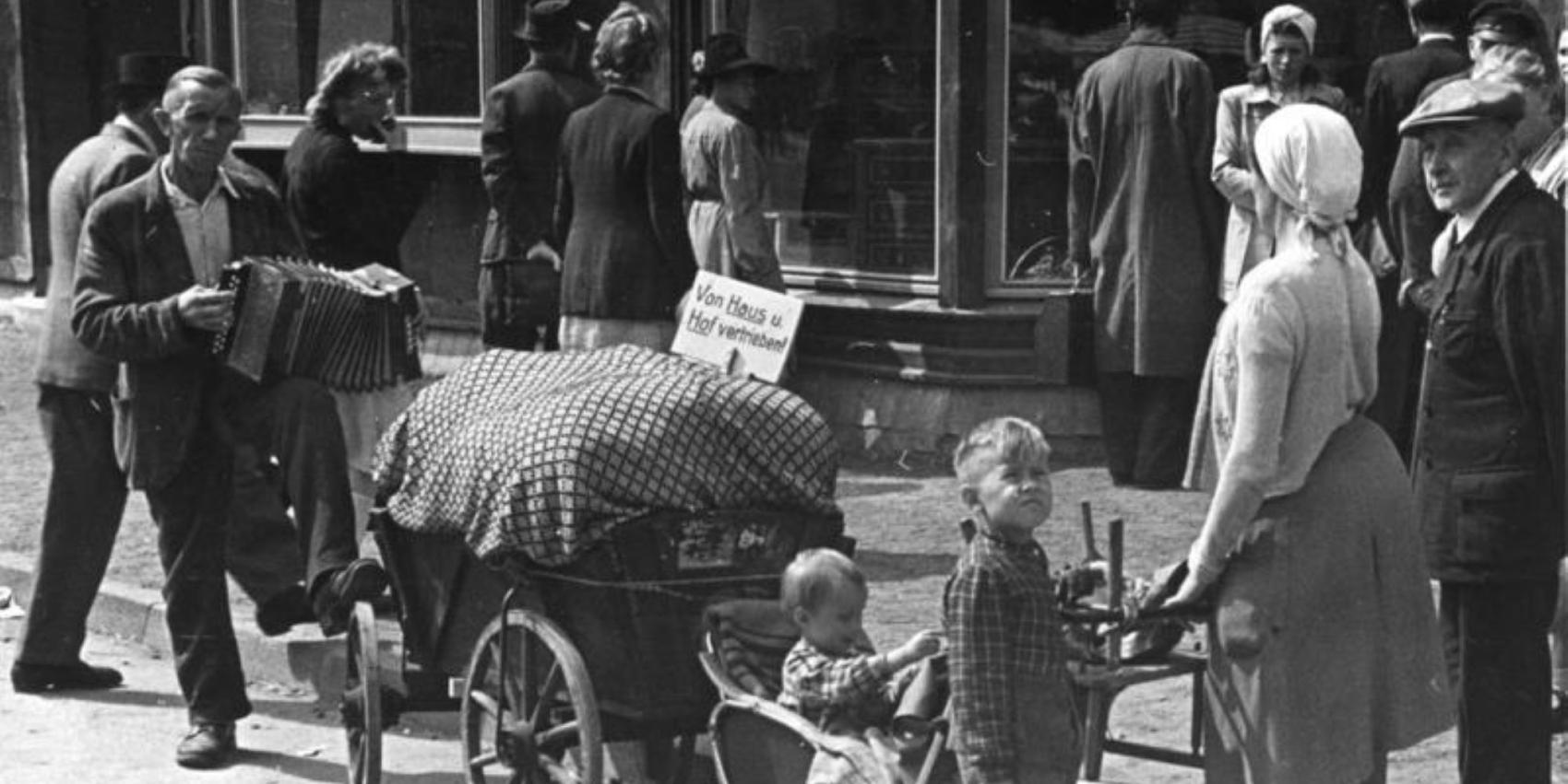 Geflüchtete in einer Einkaufsstraße, 1948