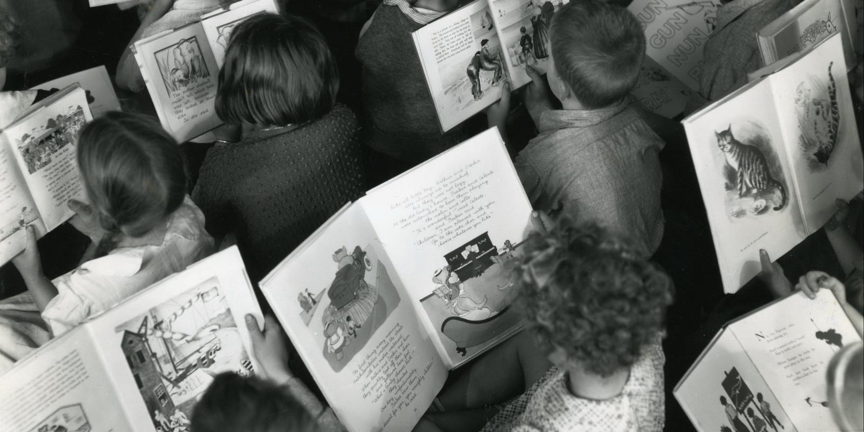 Kinder lesen Bücher