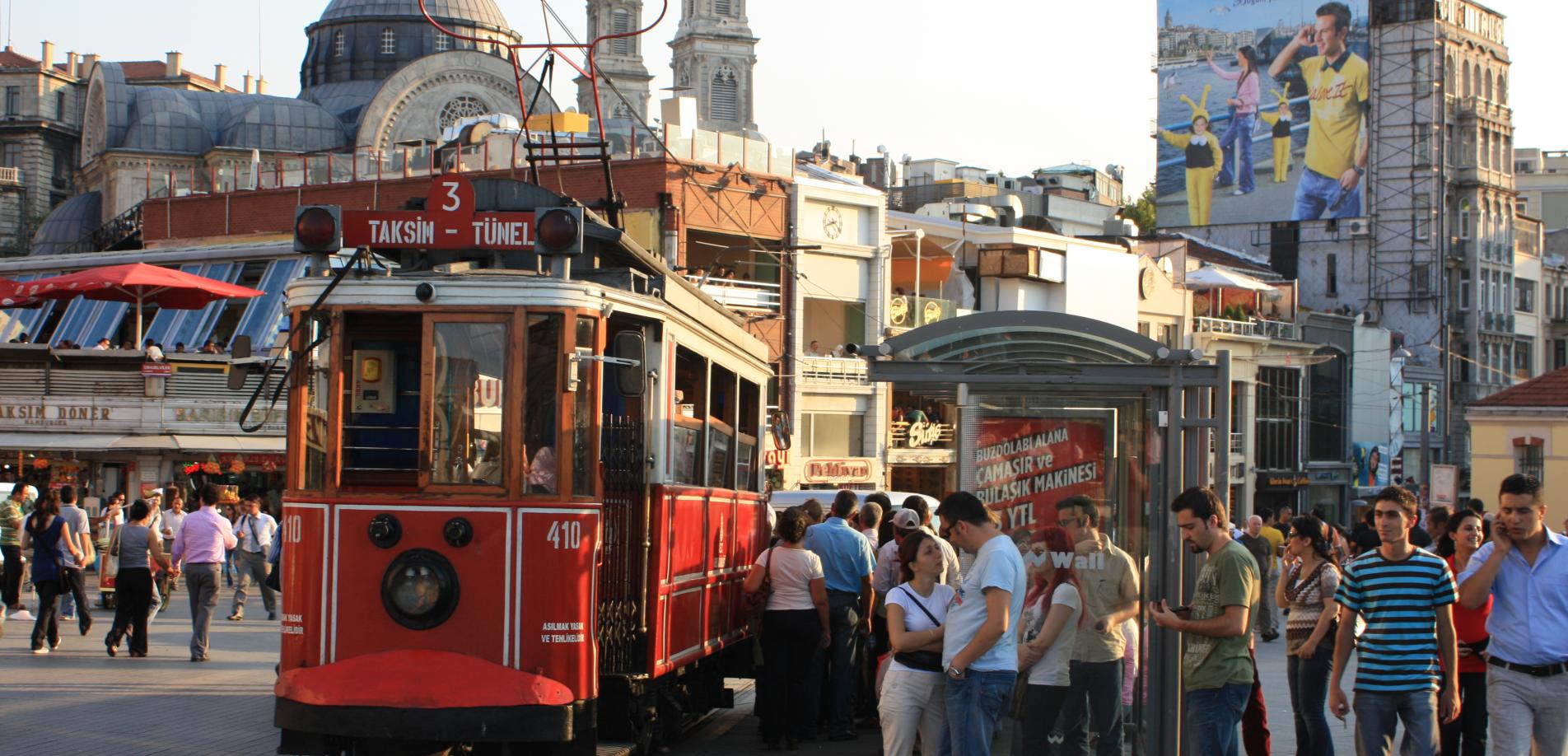 Straßenszene am Taksim-Platz in Instanbul