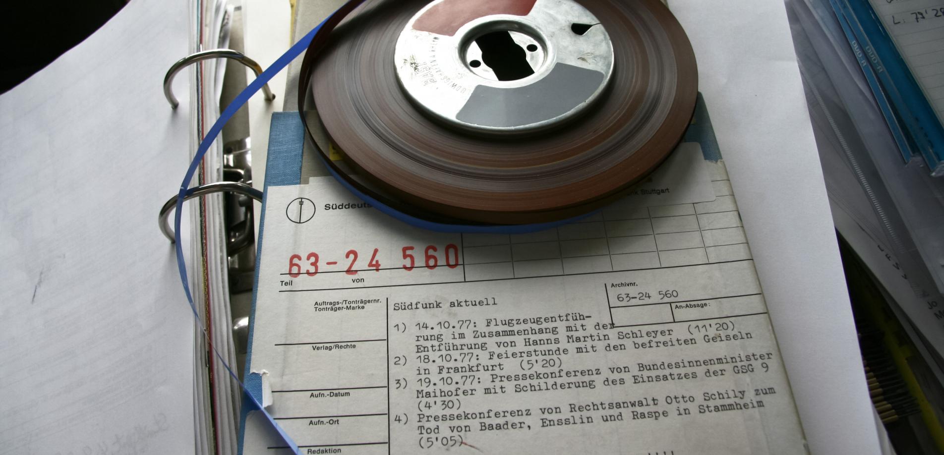 Ein Tonband des Südwestrundfunks (SWR) in Stuttgart enthält archivierte Originaltöne aus dem "Deutschen Herbst" 1977, u.a. mit einem Bericht über die Entführung von Hanns Martin Schleyer und dem Mitschnitt einer Pressekonferenz des Rechtsanwalts Otto Schily zum Tod von Andreas Baader, Gudrun Ensslin und Jan Carl Raspe in Stuttgart/Stammheim.