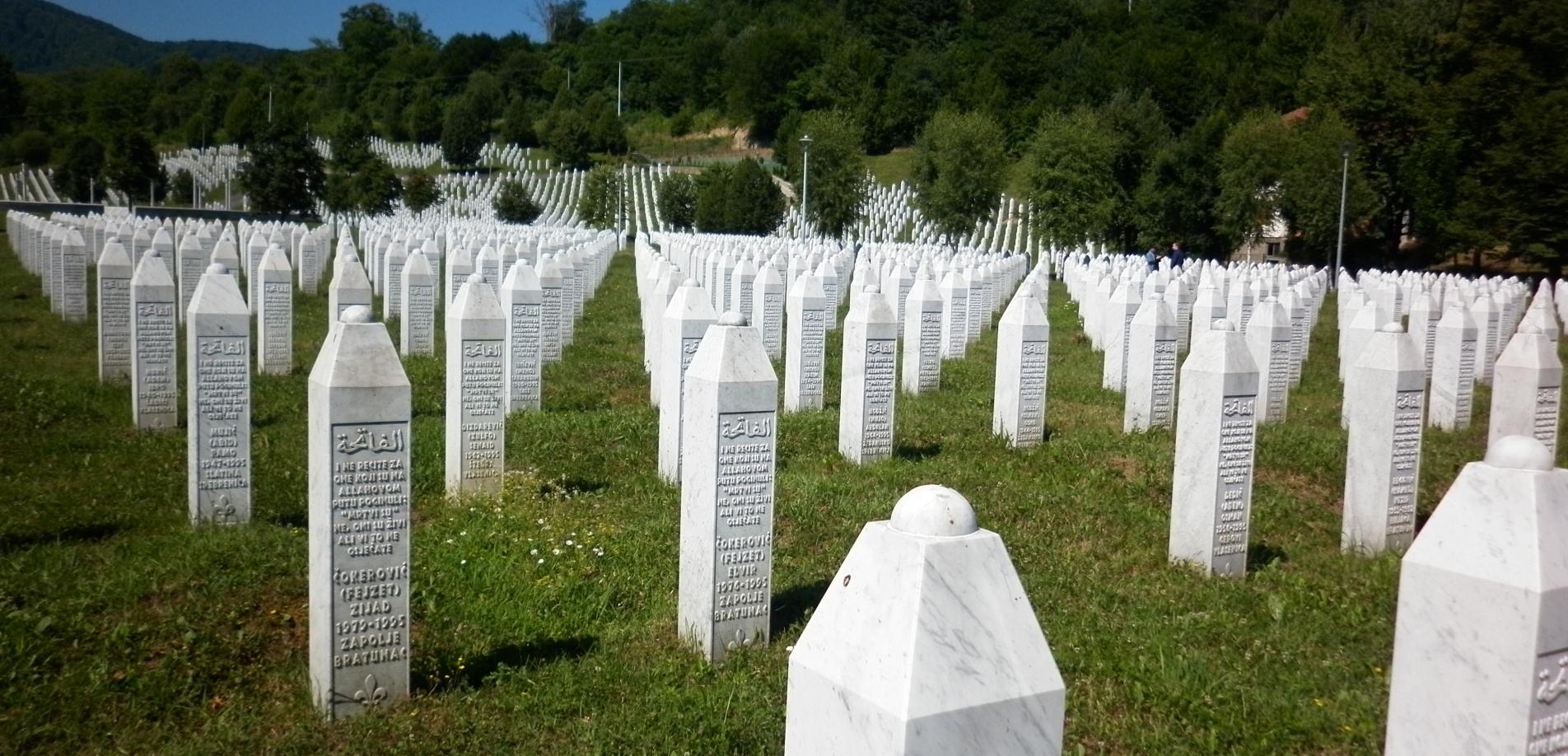 Memorijalni centar Srebrenica-Potočari, Andrija1234567, 2017, Wikimedia Commons, Public Domain. (Bild bearbeitet)