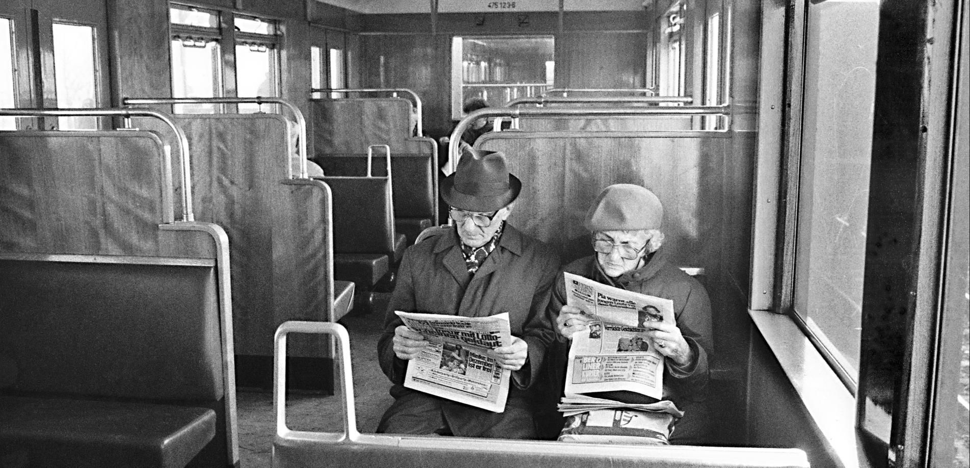 Berlin S-Bahn 1995, Lesende Senioren; Foto von Gerd Danigel,