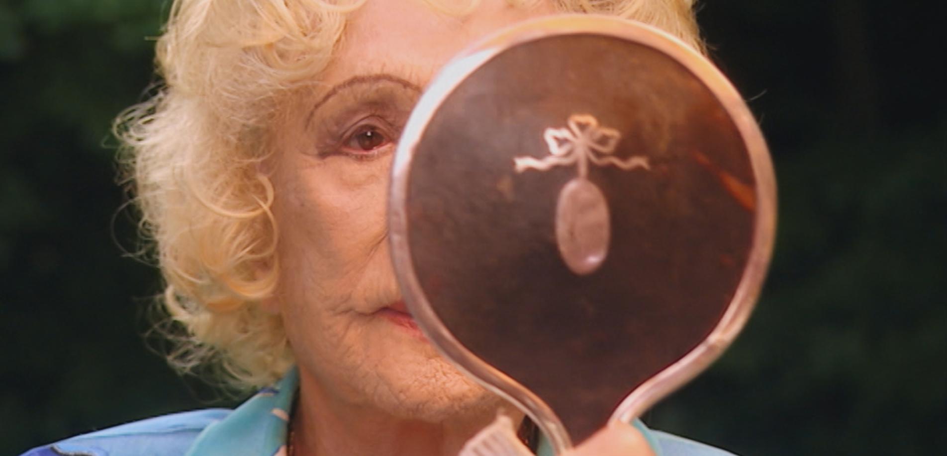Leni Riefenstahl kontrolliert ihr Aussehen für die Aufzeichnung zur dreiteiligen Dokumentation „Speer und er“ von Regisseur Heinrich Breloer (1999) (© Bavaria Media)