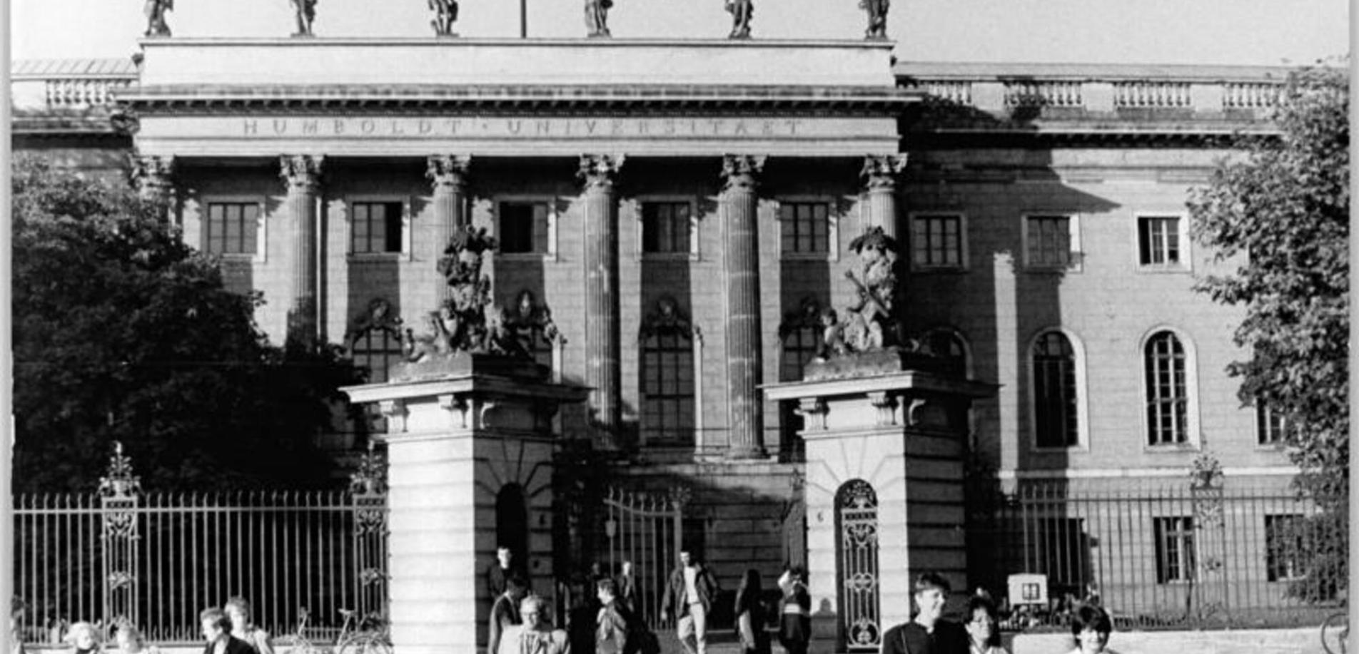 Bild vom Hauptgebäude der Humboldt-Universität zu Berlin vom 17.10.1985. Bundesarchiv, Bild 183-1985-1017-020 / CC-BY-SA 3.0