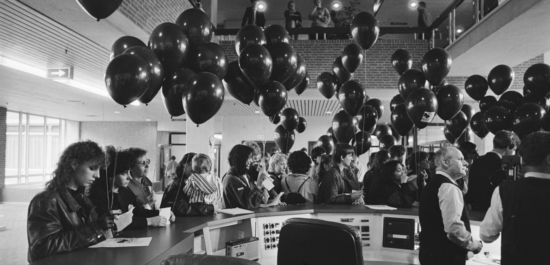  Utrecht, 26. Oktober 1984. Anlässlich des 10-jährigen Bestehens von "Blijf van mijn lijf" (Bleib mir vom Leib) erstatten Aktivistinnen bei der Polizei symbolisch Anzeige wegen Gewalt an Frauen. Diese Bewegung hatte 1974 das erste Frauenhaus in Amsterdam gegründet. Lizenz: CC BY-SA 4.0, via Wikimedia Commons.