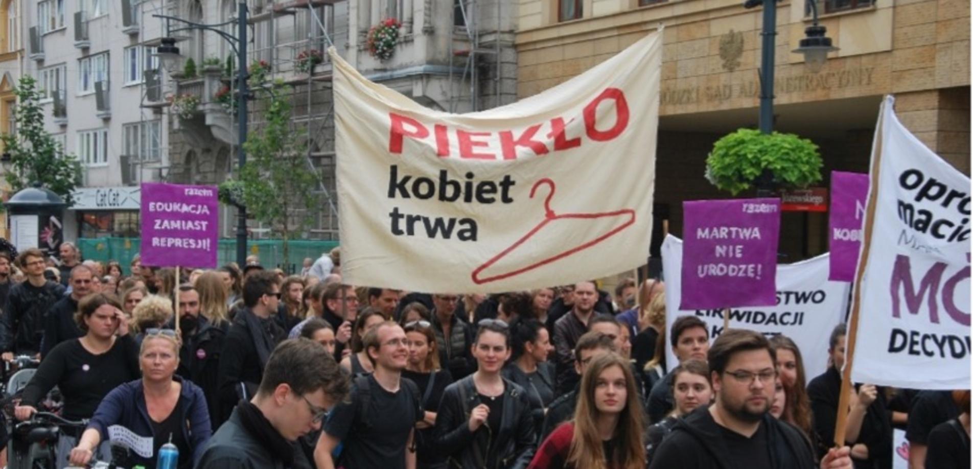 Proteste in Polen gegen Verschärfung des Abtreibungsgesetzes, „Die Hölle der Frauen“. Silar, CC BY-SA 4.0, via Wikimedia Commons.