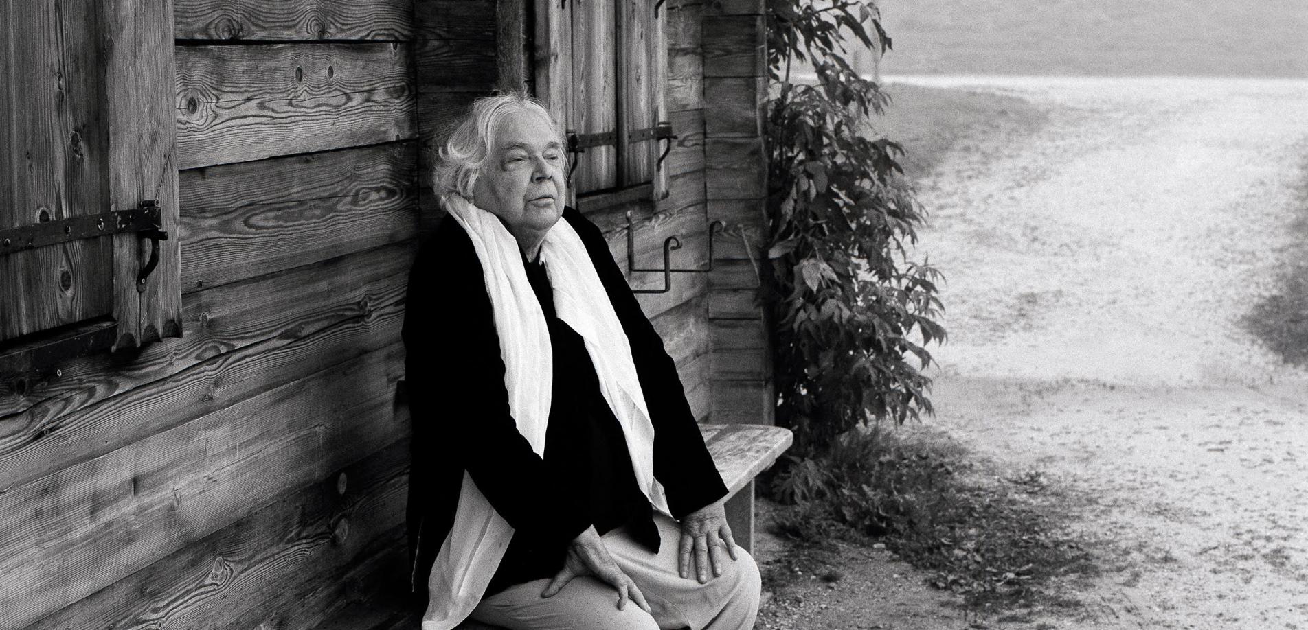 Thomas Harlan, auf einer Bank vor einer Hütte im Berchtesgadener Land sitzend, 2007.