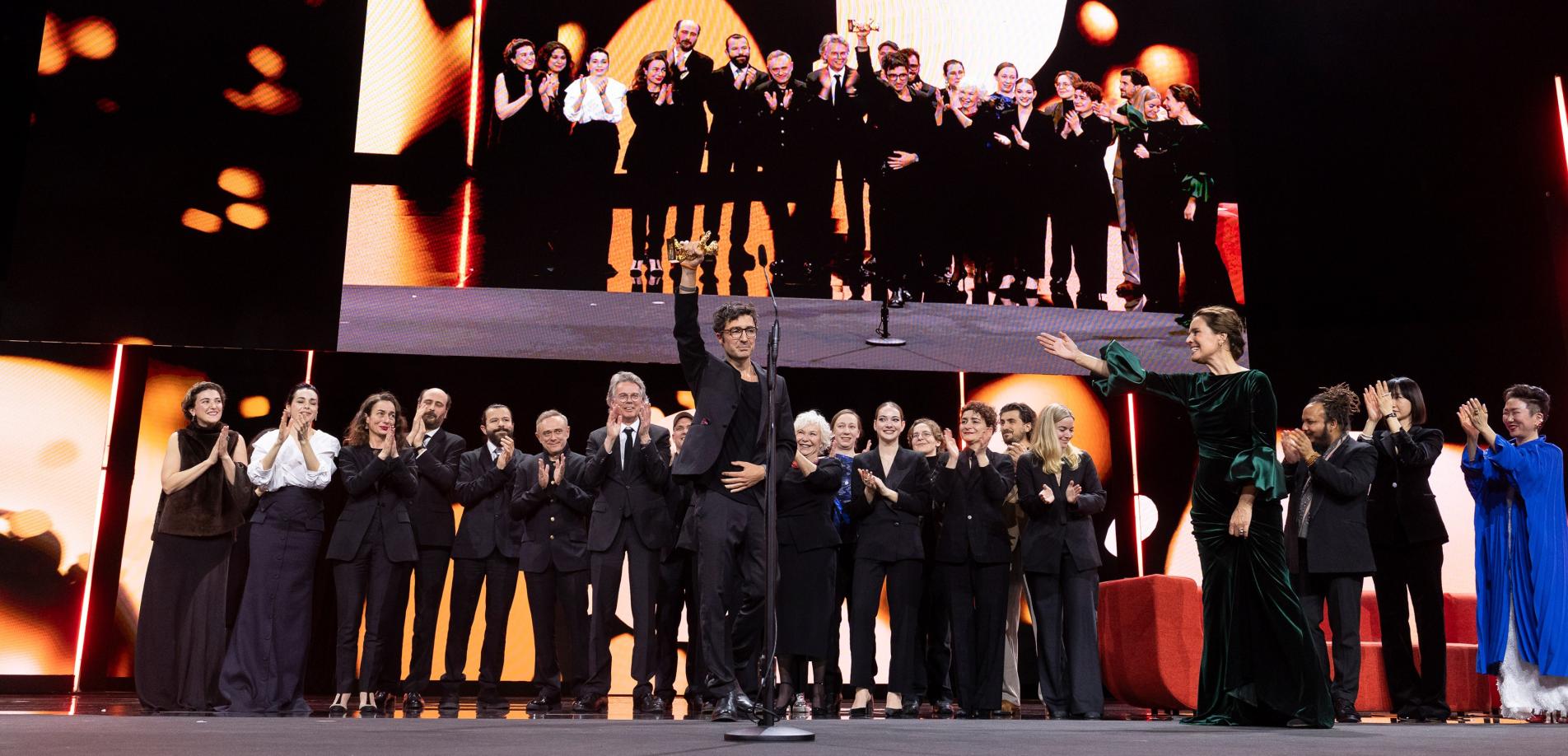 Die Gewinner des Goldenen Bären für den Besten Film 2026: Der Regisseur des Films "Gelbe Briefe", İlker Çatak, mit Produzent Ingo Fliess und dem ganzen Filmteam © Richard Hübner / Berlinale 2026