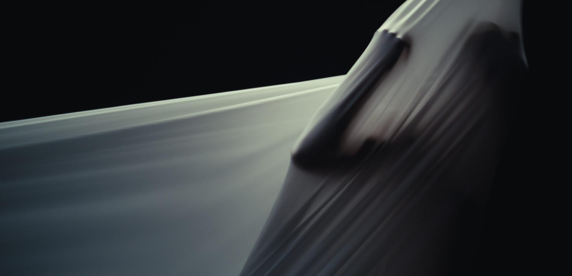 Performanceszene mit Tuch. Fassaden © Rotzfrech Cinema UG