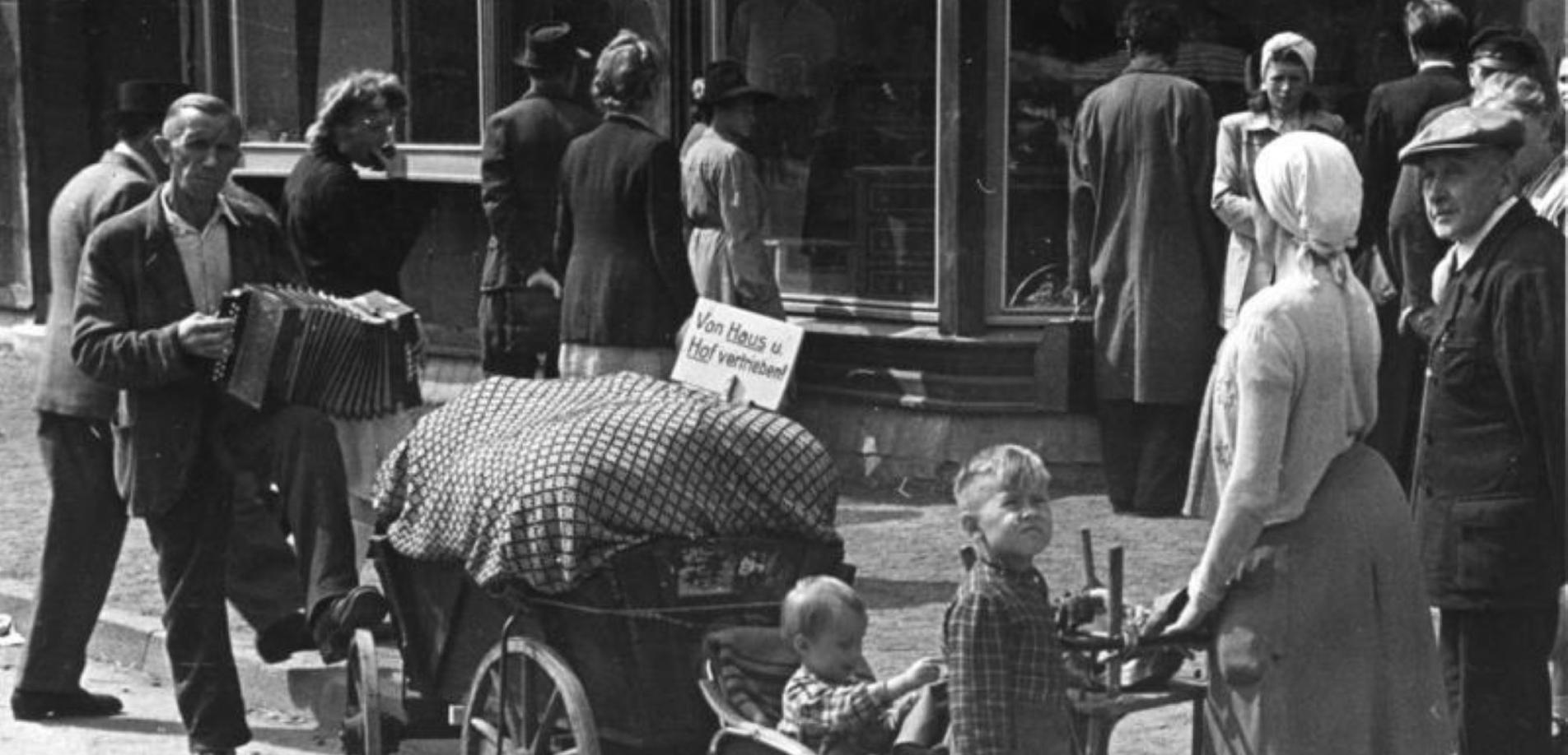 Geflüchtete in einer Einkaufsstraße, 1948