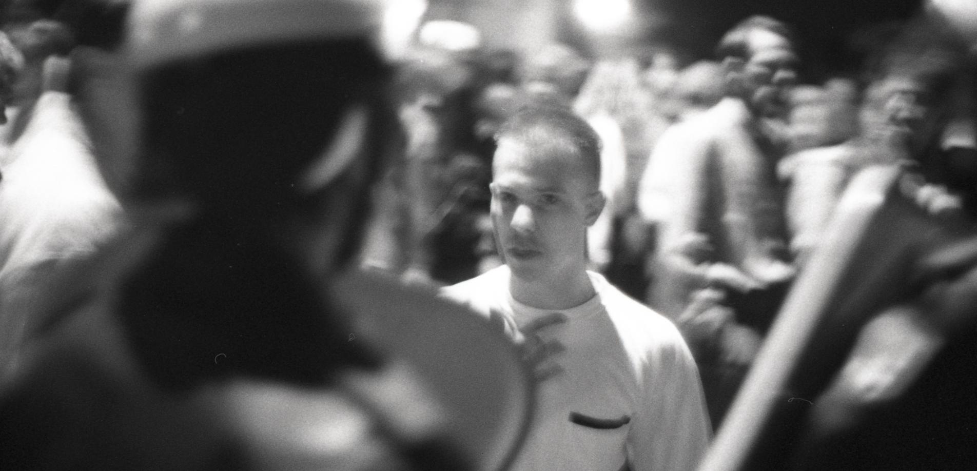 Ein rechter Jugendlicher auf Konfrontationskurs mit der Polizei während der rassistischen Ausschreitungen in Quedlinburg, September 1992.