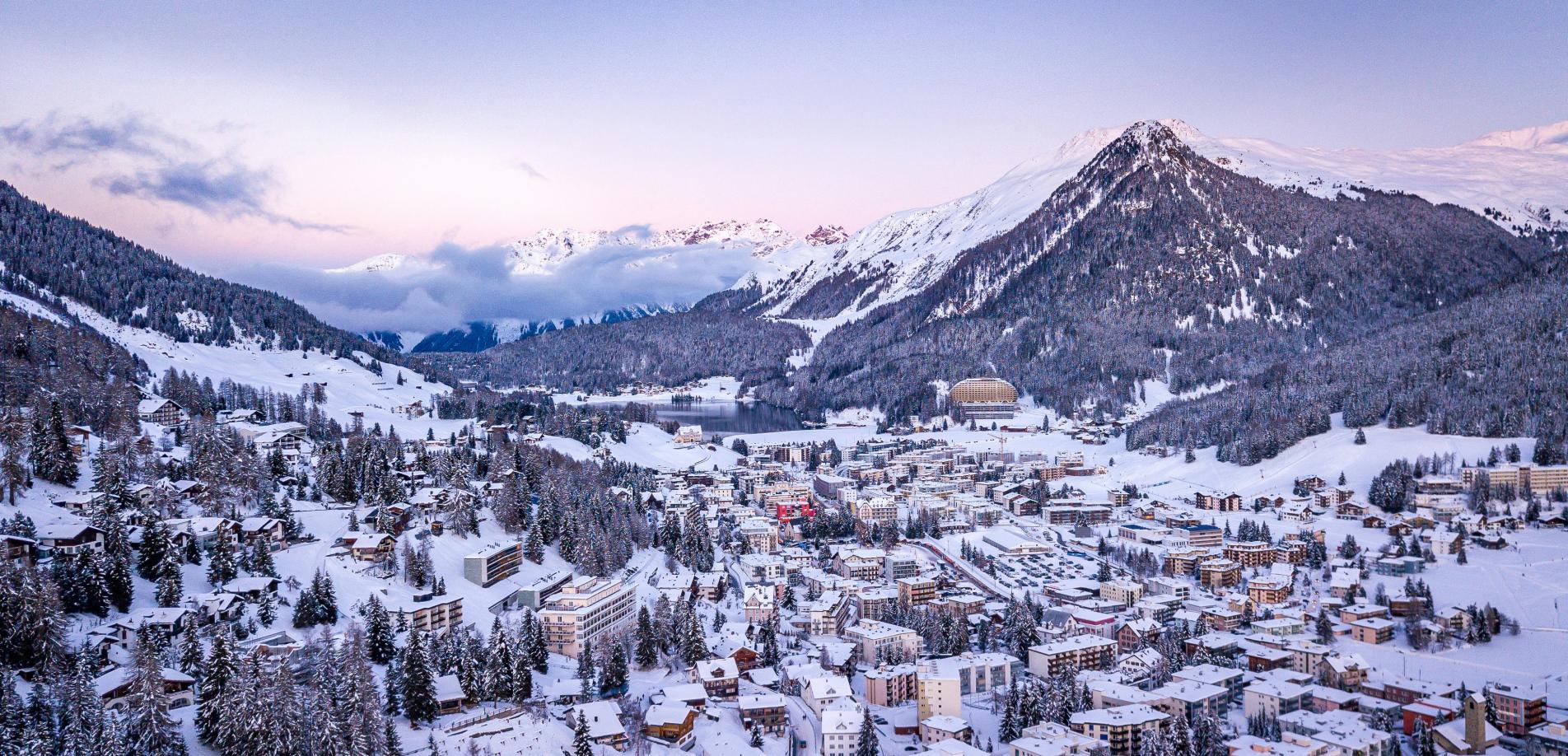 Bergpanorama, im Tale Davos