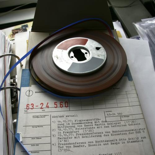 Ein Tonband des Südwestrundfunks (SWR) in Stuttgart enthält archivierte Originaltöne aus dem "Deutschen Herbst" 1977, u.a. mit einem Bericht über die Entführung von Hanns Martin Schleyer und dem Mitschnitt einer Pressekonferenz des Rechtsanwalts Otto Schily zum Tod von Andreas Baader, Gudrun Ensslin und Jan Carl Raspe in Stuttgart/Stammheim.