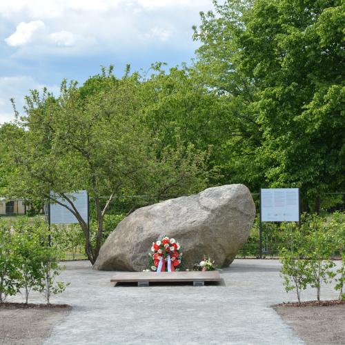 Temporärer Gedenkstein für die Opfer der deutschen Besatzung in Polen 1939-1945, aufgestellt am 16. April  2025 an der Stelle der Berliner Kroll-Oper.  Zukünftig ist ein dauerhaftes Mahnmal geplant in Verbindung mit einer Dokumentations- und Begegnungsstelle, dem bereits konzipierten Deutsch-Polnischen Haus (https://deutschpolnischeshaus.de/).