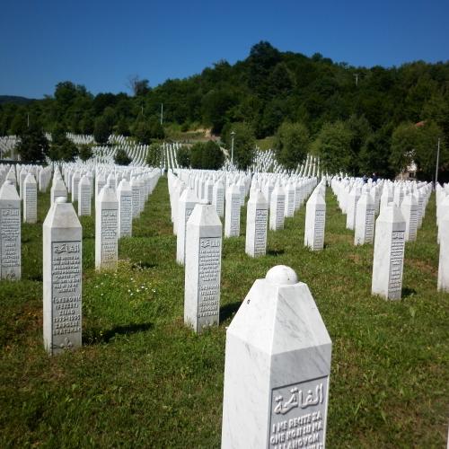 Memorijalni centar Srebrenica-Potočari, Andrija1234567, 2017, Wikimedia Commons, Public Domain. (Bild bearbeitet)