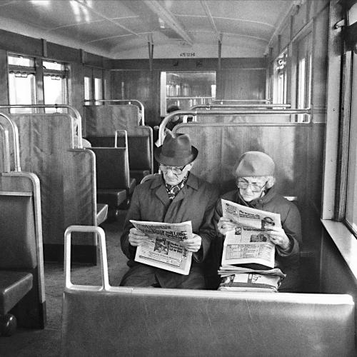 Berlin S-Bahn 1995, Lesende Senioren; Foto von Gerd Danigel,
